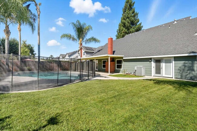 Foto del edificio - Spacious 5-Bedroom Home with Pool in NE Fr...