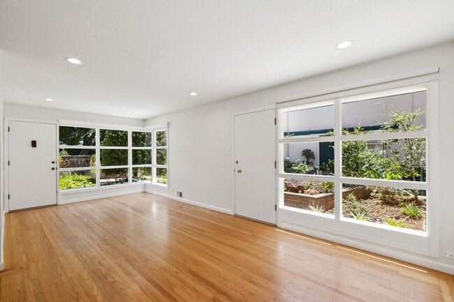 Building Photo - 815 Roble Ave