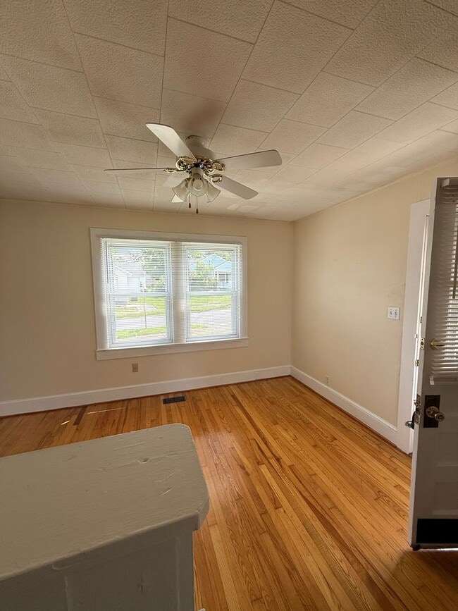 Building Photo - 3 bedroom 1 bath rental