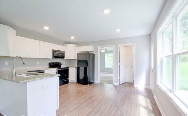 Building Photo - 925 Woody Hills Dr
