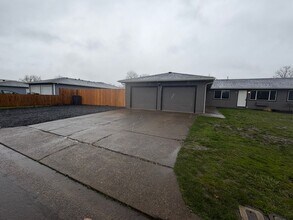 Building Photo - 2910 Railroad St SE