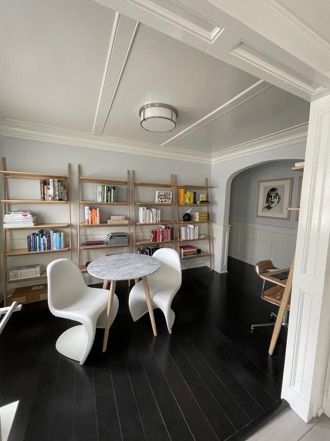 Unidad 2 - 111 E 10th St