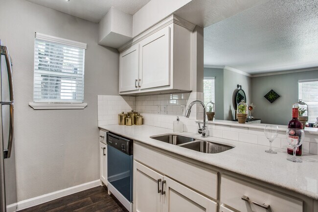 Building Photo - Medical Center Apartments - Super Deal!