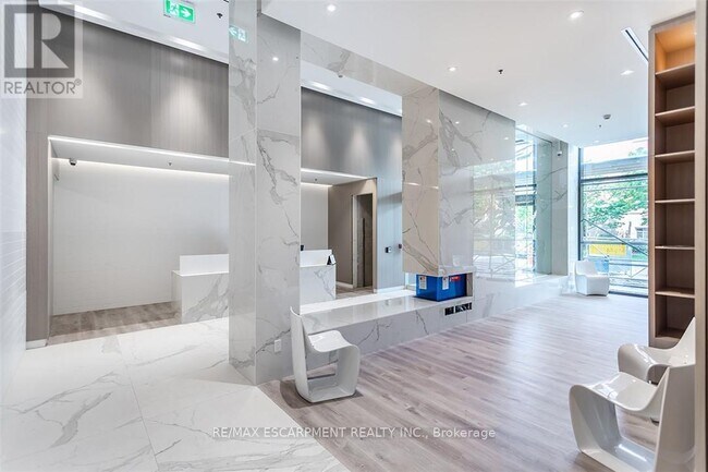 Building Photo - 370 Martha St