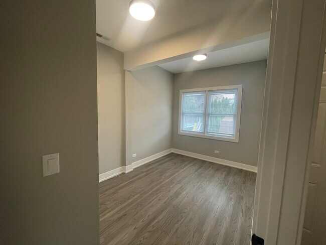 Master Bedroom - 3617 W Shakespeare Ave