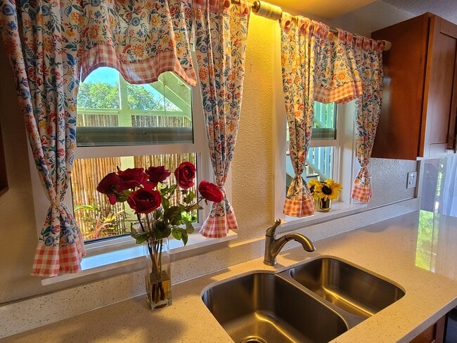 Building Photo - 10 Ai St