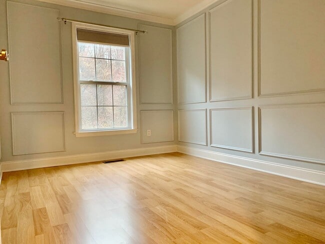Building Photo - MUST SEE! End Unit, Electric Fireplace, Gr...