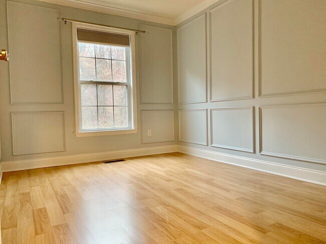 Foto del edificio - MUST SEE! End Unit, Electric Fireplace, Gr...