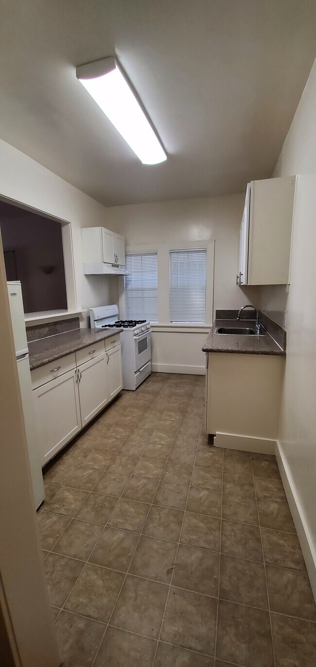 Kitchen - 5615 Fernwood Ave