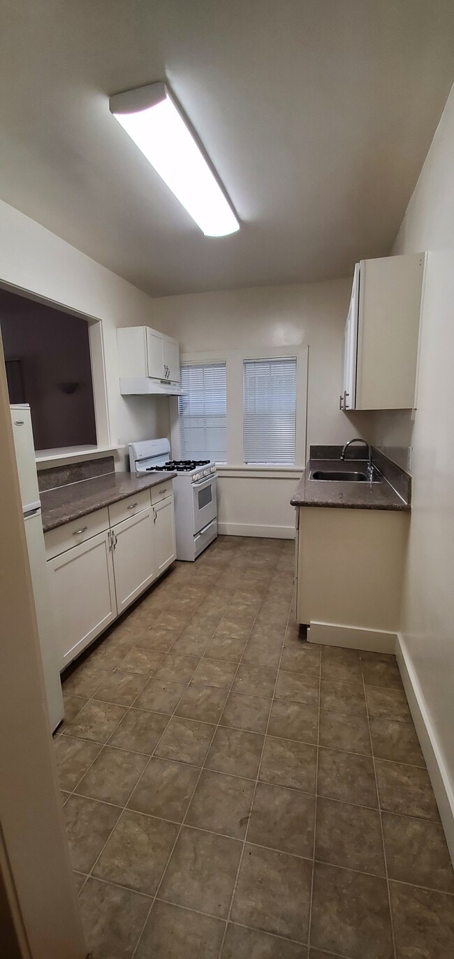 Kitchen - 5615 Fernwood Ave