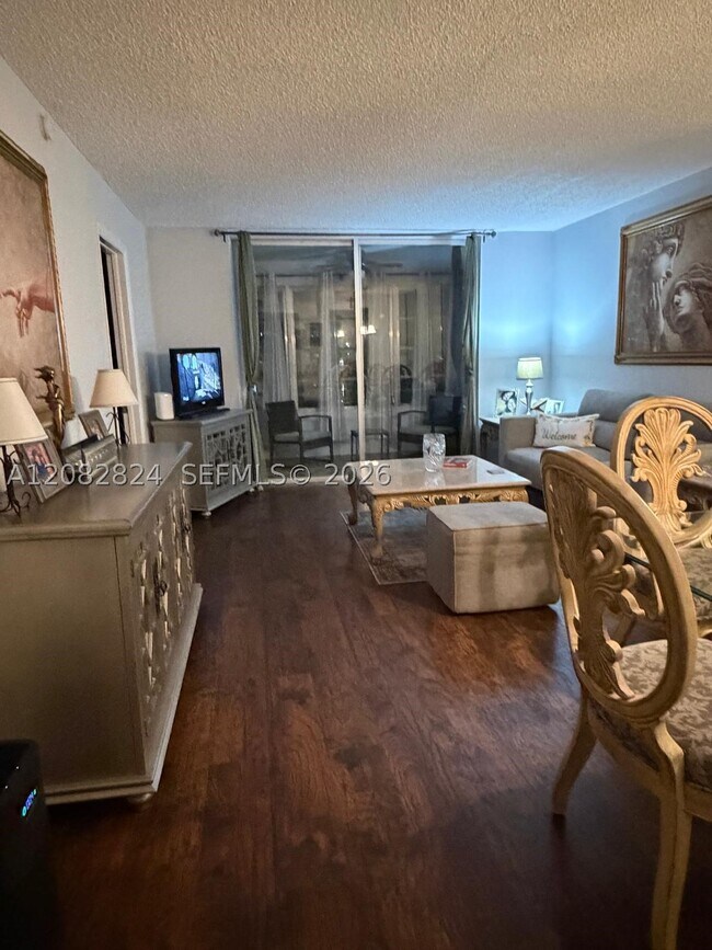 Foto del edificio - 8220 Sunrise Lakes Blvd