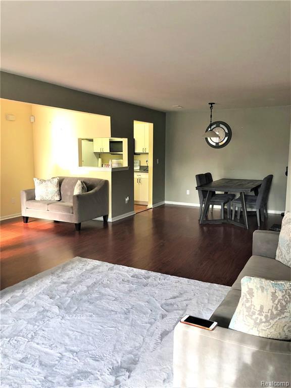 Foto del edificio - 5685 Pine Aires Dr