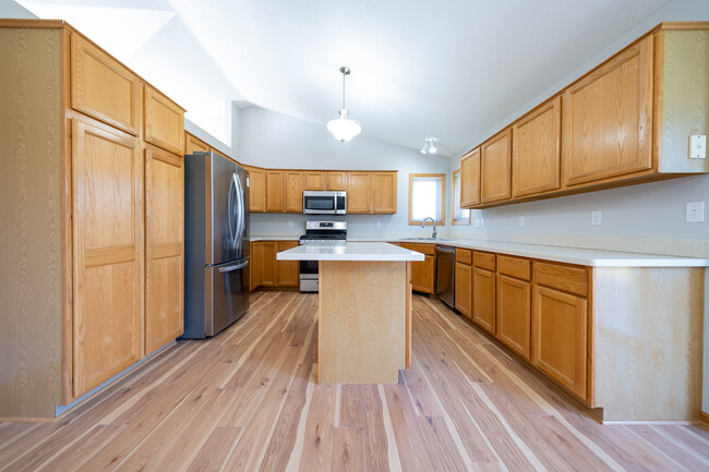Building Photo - 3575 Parkers Dr