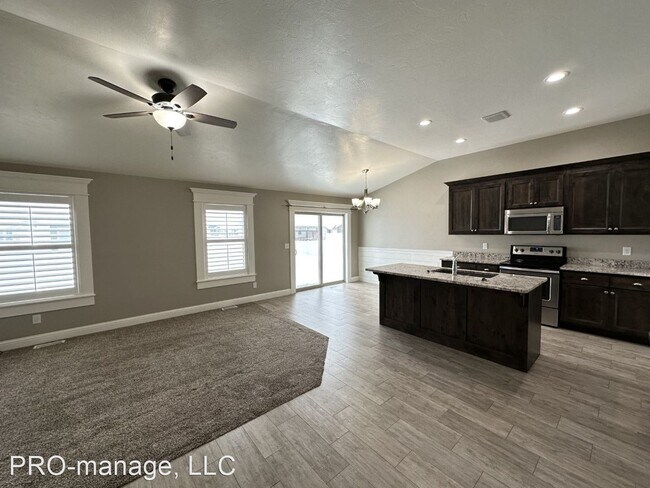 Foto del edificio - 5 br, 3 bath House - 3930 Yates Ave.