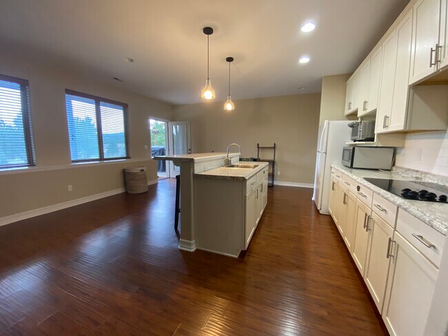Building Photo - 220 Eagle Pines Dr