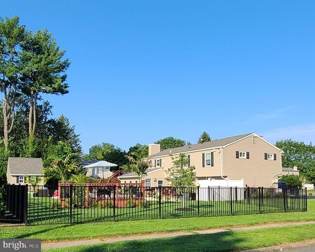 Building Photo - 10 Cherokee Rd