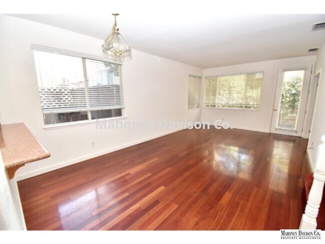 Foto del edificio - 3 bdrm/3 baths, 1220 sf, 2-car gar, cherry...
