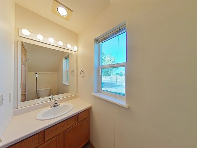 Building Photo - Townhouse-style End unit 3BD, 1.5 BA