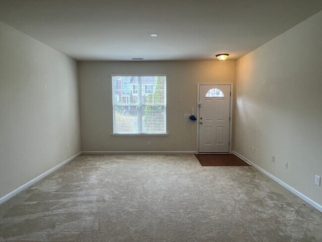 Building Photo - 100 Stratford Lakes Dr