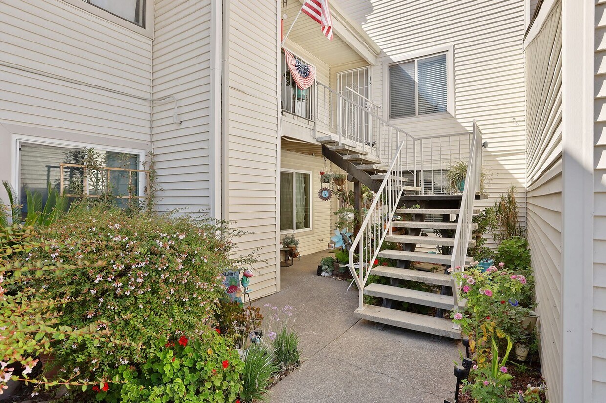 Primary Photo - Just Like New This 2 Bedroom Condo Has It ...