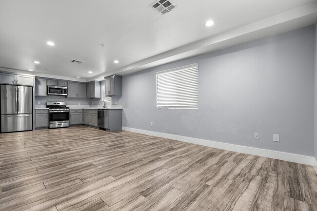 Foto del edificio - Beautiful 4 Bed / 3 Bath townhouse with PARKING & IN-UNIT LAUNDRY!