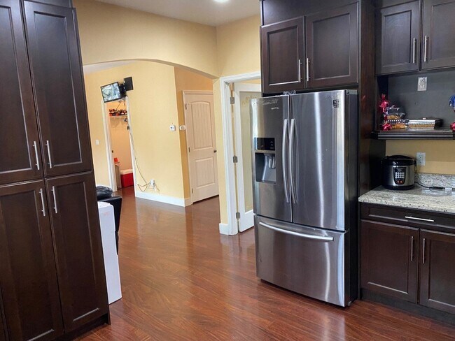 Foto del edificio - 5-Bedroom Home Located in Barkley Neighborhood