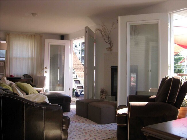 Foto del edificio - 106 Maple Blvd