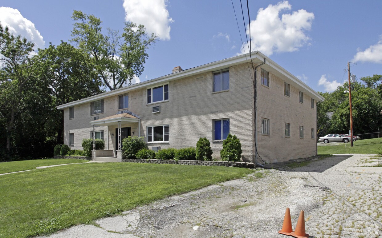 323 Cottonwood Ave, Hartland, WI 53029 Apartments in Hartland, WI