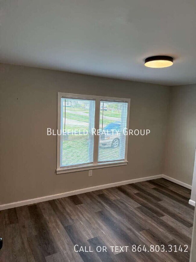 Foto del edificio - 723 Reynolds Rd