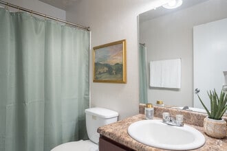 2BD, 2BA - 1,030SF - Dwell @ 750