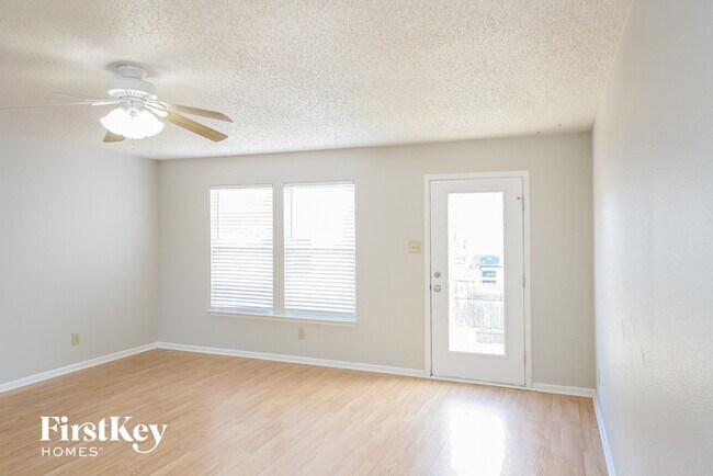 Building Photo - 915 Streamside Dr
