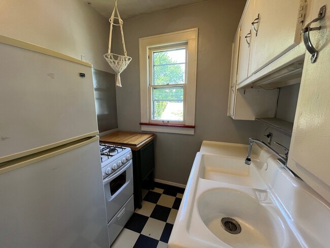 Building Photo - 428 Delaware St