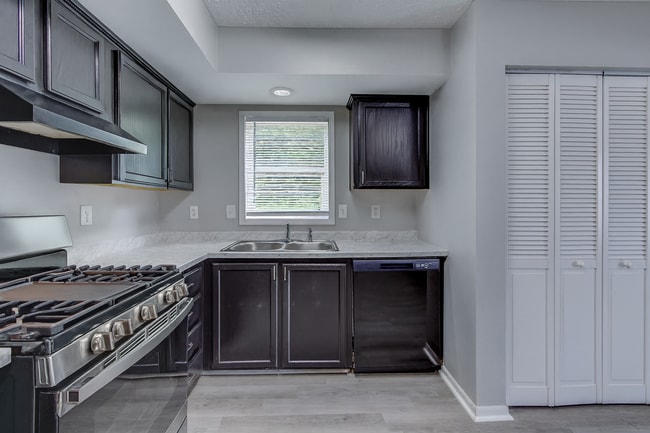 Building Photo - For Rent: 4-bedroom 2-bathroom single family home! Available NOW!