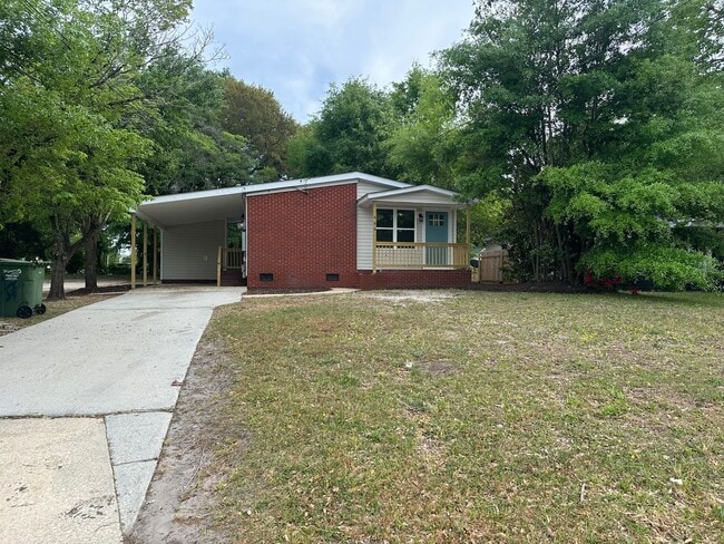 3 Bed | 1 Bath Single Family near Carolina Beach $2,000 - 3 Bed | 1 Bath Single Family near Carolina Beach $2,000 House