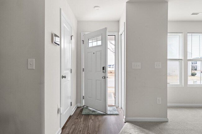 Building Photo - 4 Bed, 2.5 Bath, 2 Car Garage Near Everyth...