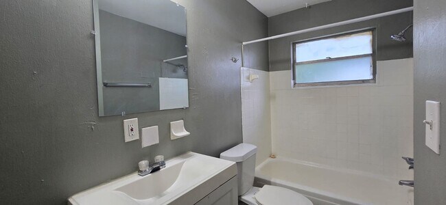 Foto del edificio - 2/1 move In Ready