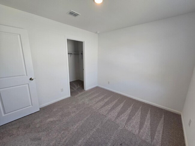 Foto del edificio - 736 Dylan Ct