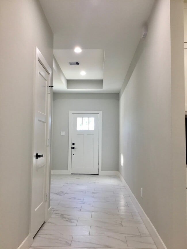 Building Photo - 924 E 2nd St