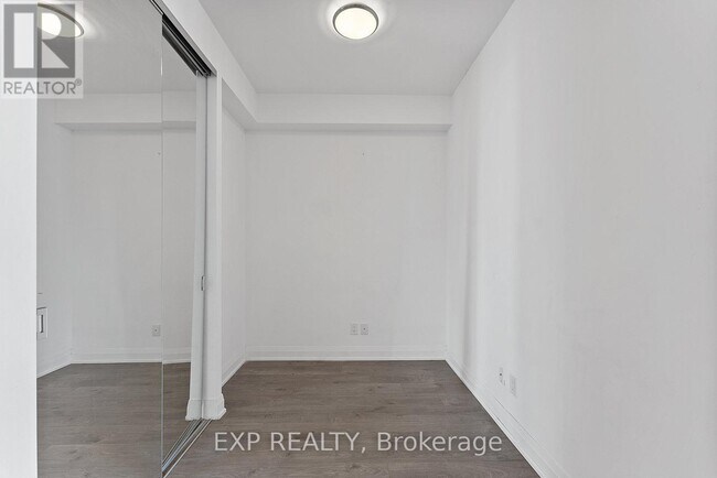 Photo du bâtiment - 36 Park Lawn Rd