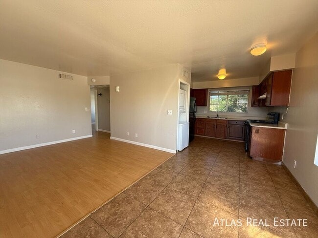 Building Photo - 58 N May