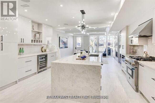 Building Photo - 94 Lake Crescent