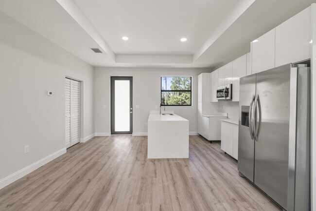 Photo - 934 Binkley St E House