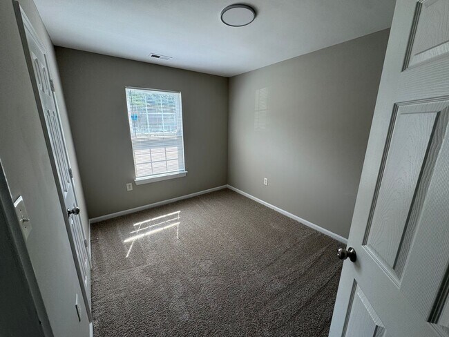 Building Photo - 5819 Hamilton Oaks Dr