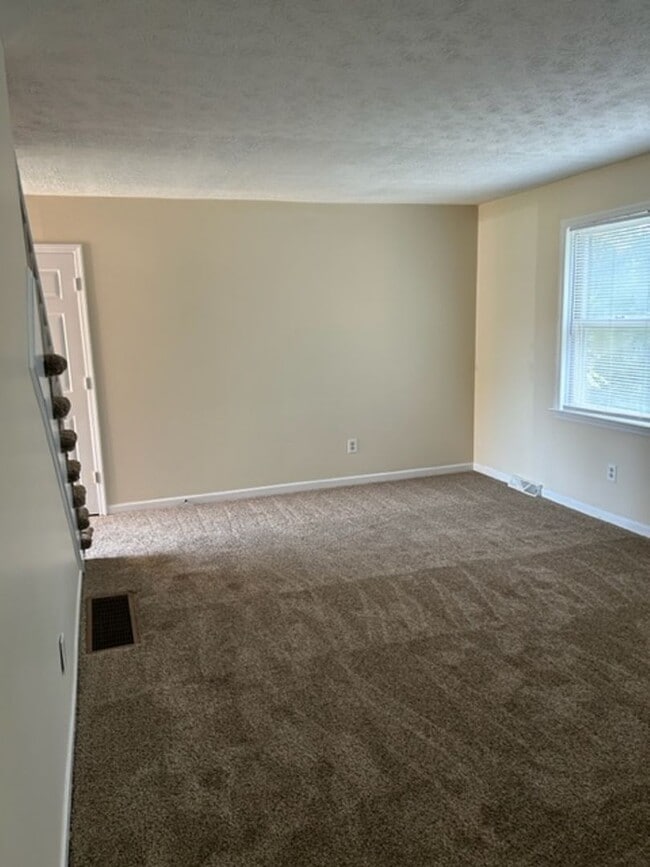Building Photo - 481 Woodview Dr
