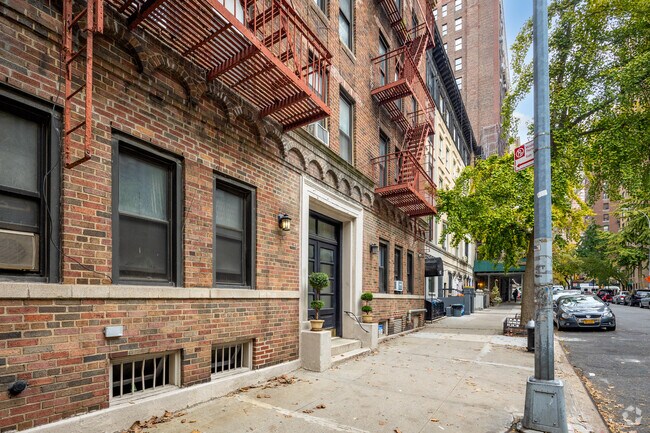 Building Photo - 325 W 71st St