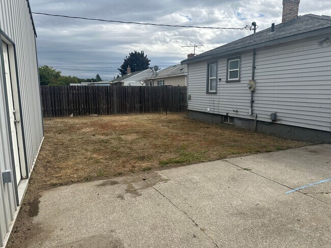 Building Photo - 2 Bed One Bath Home w/ Large 2 Car Garage