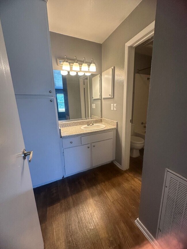 Building Photo - Beuti-ful Town home Ready to Move in!