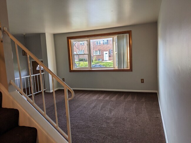 Photo - 983 Regina Dr House