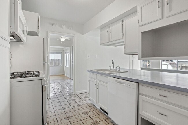Foto del edificio - Perfect for Roommates or Families! 3 Bed /...