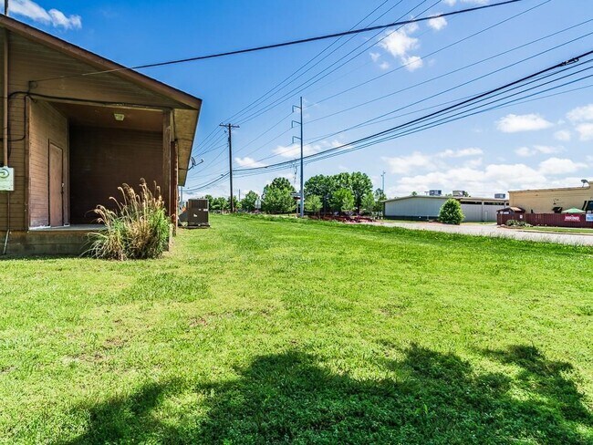 Building Photo - 1310 Royal Dr